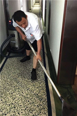 风雨兼程 中国人民大学后勤集团为师生撑起坚实“保护伞”